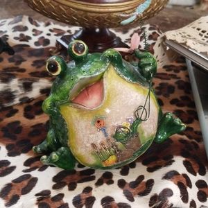 Frog sculpture